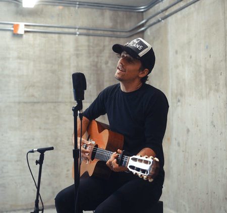 Jason Mraz performing live and acoustic